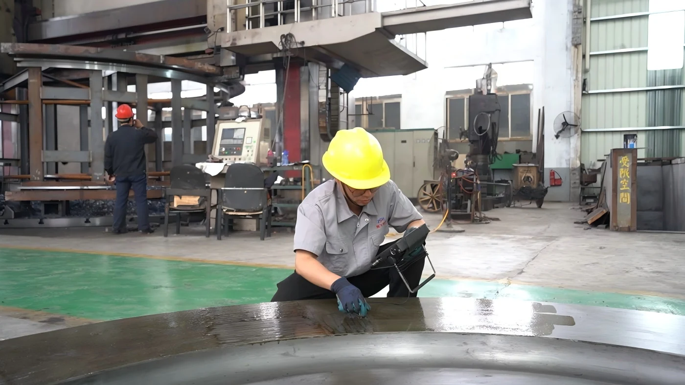 What kind of detection technology is mainly used for large steel casting parts?